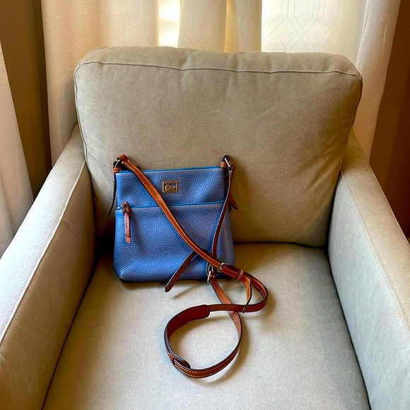 Dooney & Bourke leather crossbody purse. - Picture 2 of 4